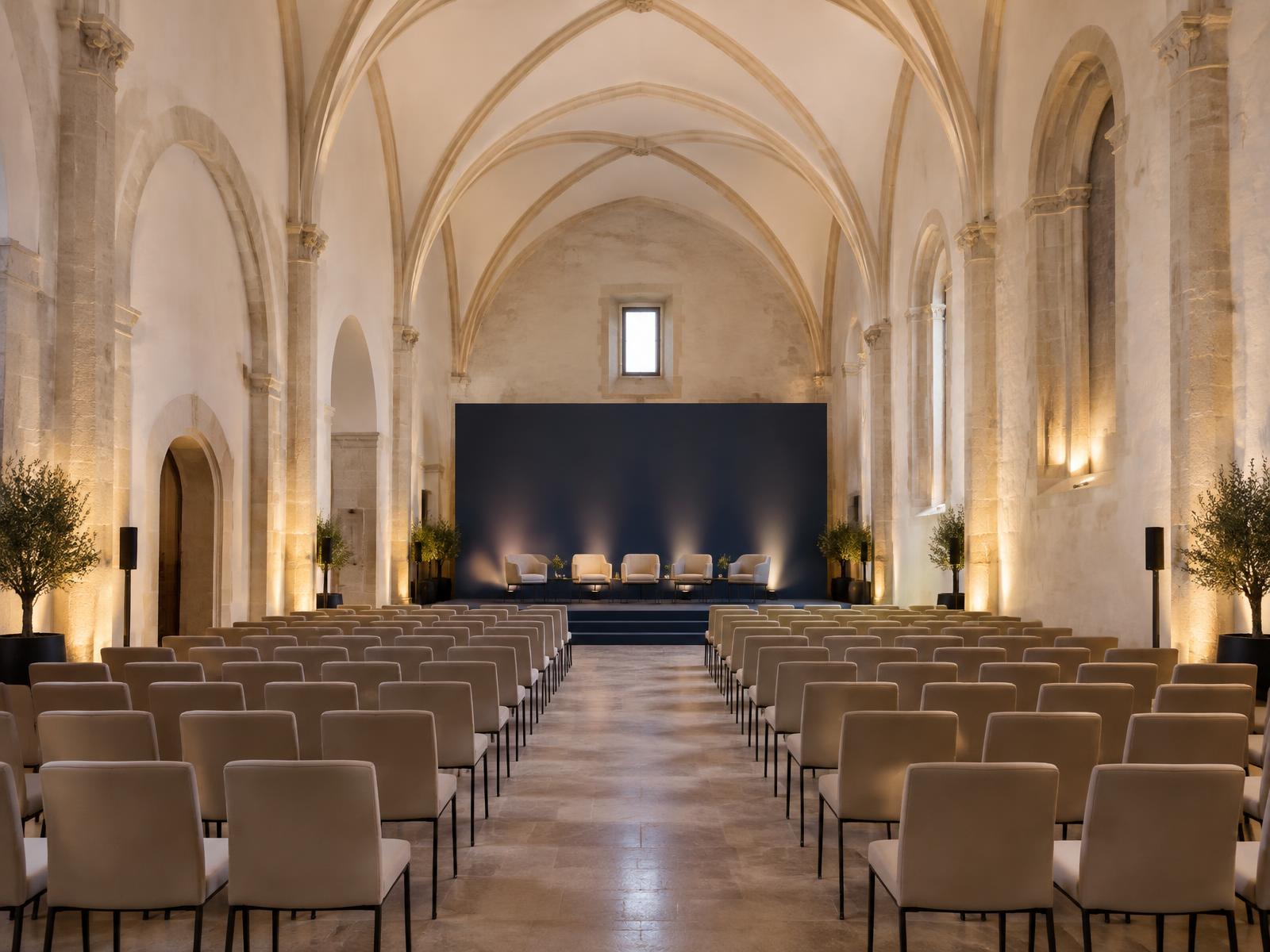 Sala histórica preparada para uma conferência